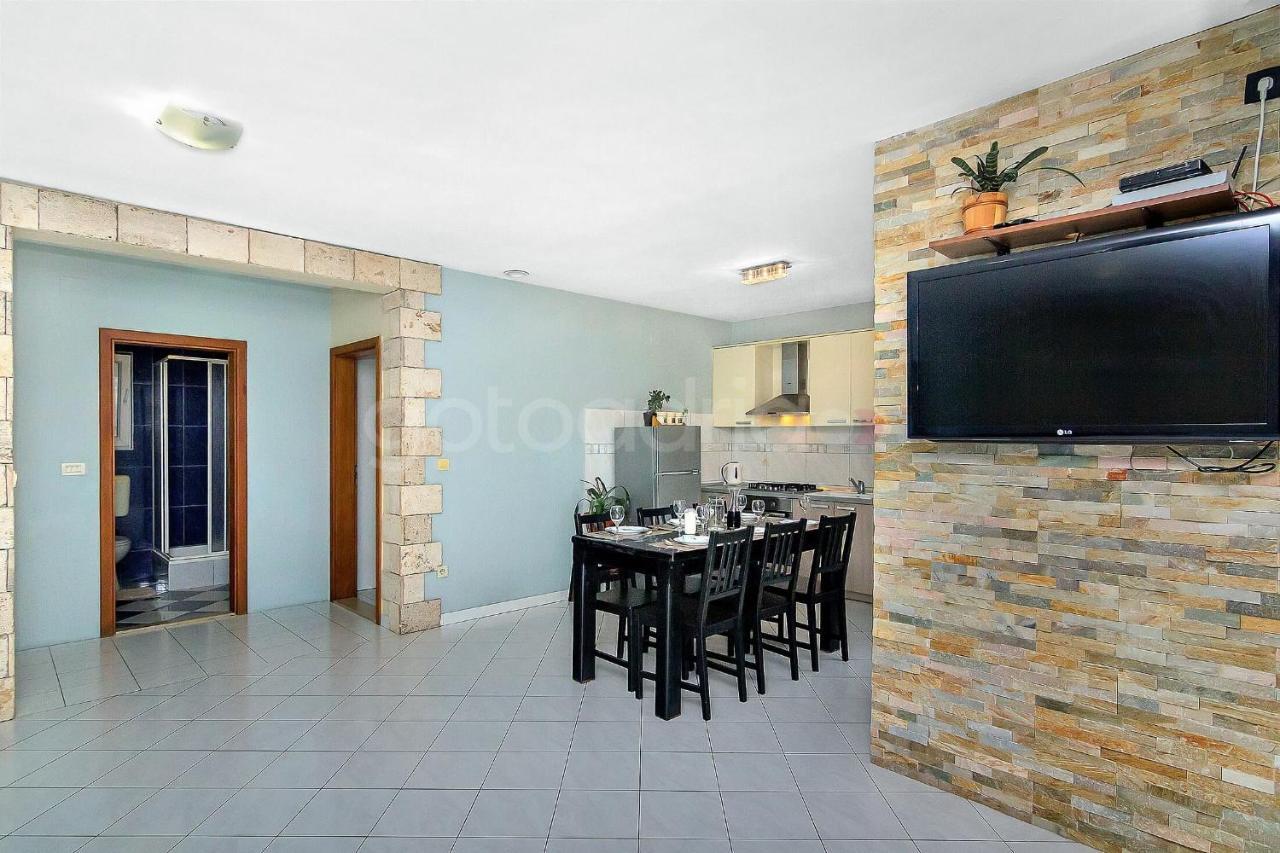 Holiday Home Darius With Hot Tub ماكارسكا المظهر الخارجي الصورة